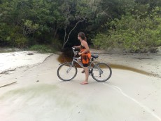 Michelle na bike na ilha do mel quando demos a volta na parte oeste na raça!